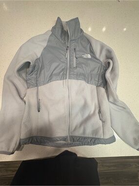 Women’s The North Face Light Gray Fleece Jacket